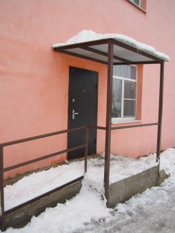 Пандус к левому входу